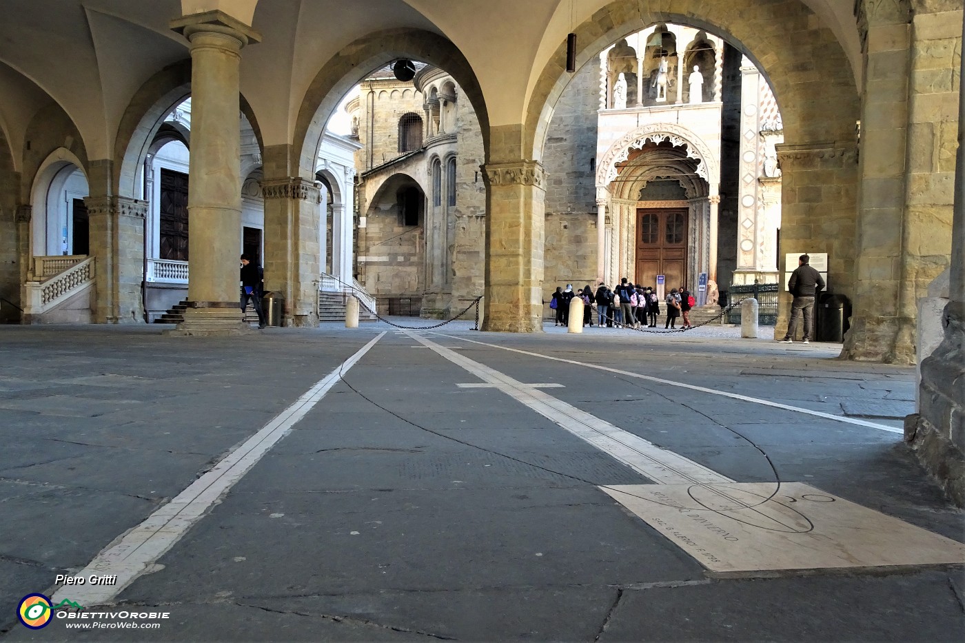 75 La meridiana sotto i portici del Palazzo della Ragione.JPG